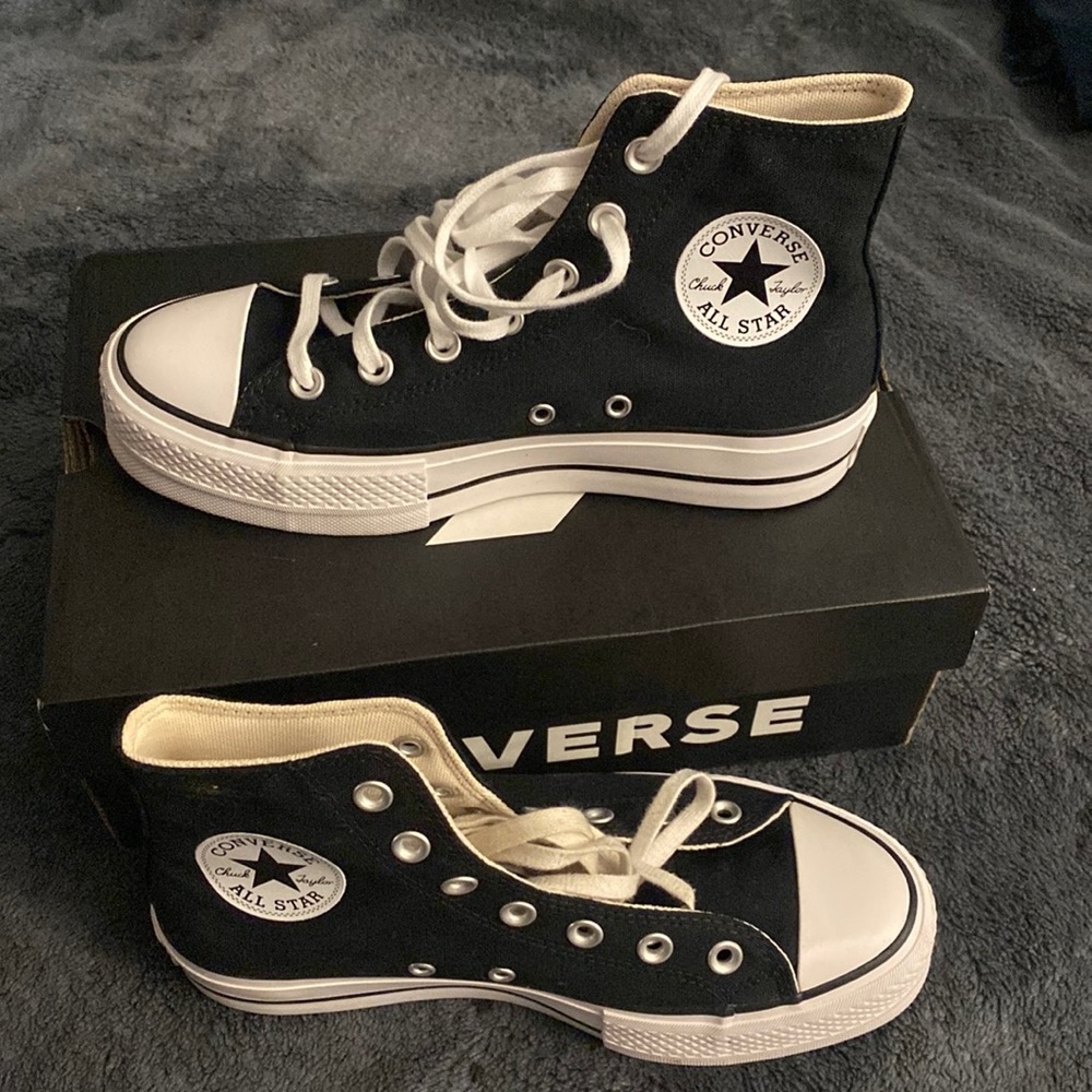 Converse women snickers.